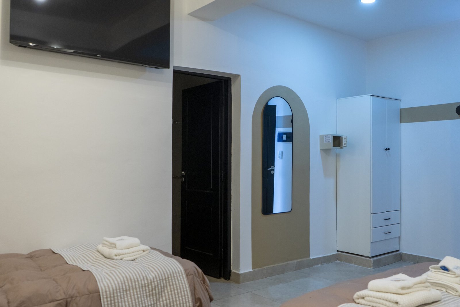 Detalle habitación: placard y espejo